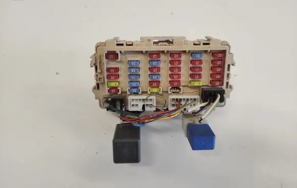 Nissan X-Trail T30 Fuse module 2523079981 A0047