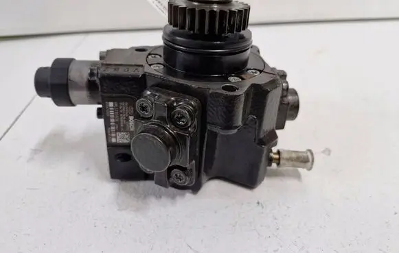 Renault Trafic III (X82) Fuel injection high pressure pump 0445010404