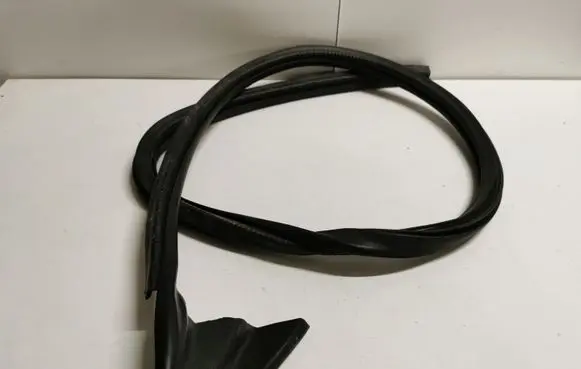 Ford Mustang VI Front door rubber seal BR3B7620708A