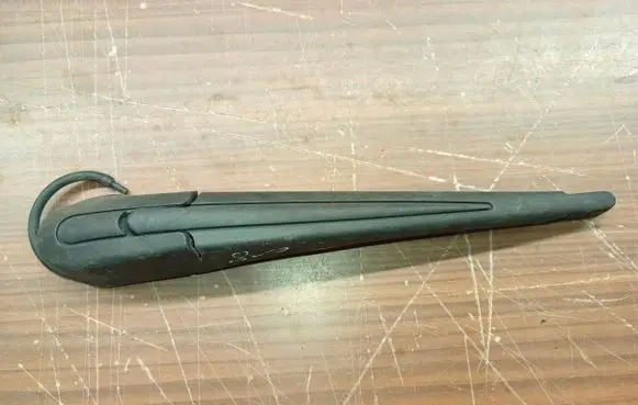 Rear wiper blade arm