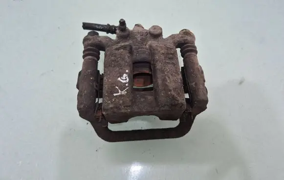 Nissan Qashqai+2 Rear brake caliper 