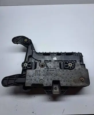 Volkswagen PASSAT B7 Battery tray 1K0915333