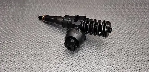 Volkswagen Touran I Fuel injector 038130073AG