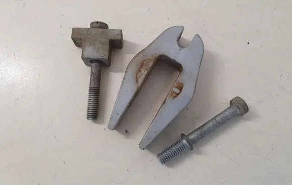 Subaru Outback (BS) Fuel Injector clamp holder