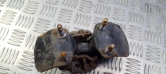 Lexus IS 200-300 Engine mount bracket