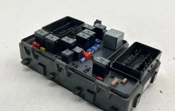 Ford Mondeo MK V Fuse module FG9T14A067EB G2811 07832464