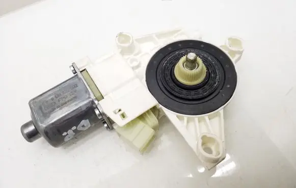 Mercedes-Benz C W204 Front door window regulator motor A2048200242 0130822502