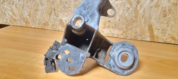 Audi A4 S4 B6 8E 8H Engine mounting bracket 8e0199352f