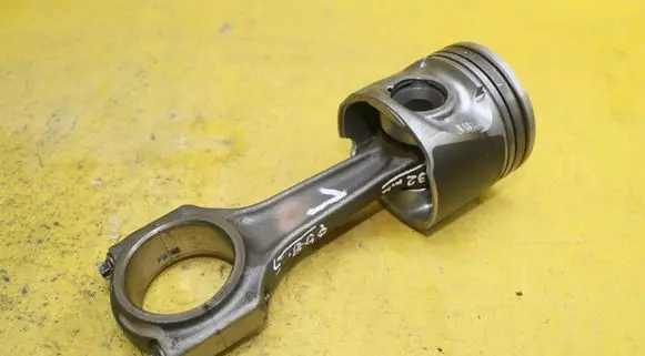 Jeep Cherokee III KJ Piston with connecting rod