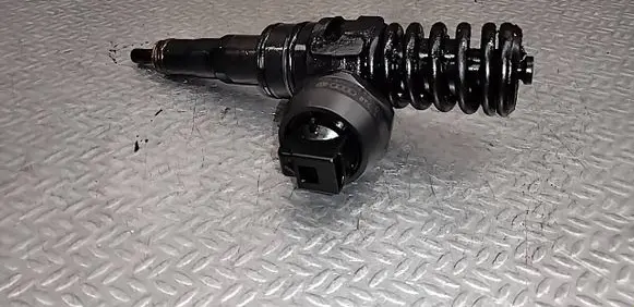 Volkswagen Touran I Fuel injector 038130073AG