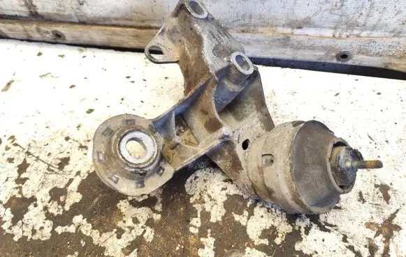 Engine mounting bracket