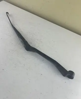 Toyota RAV 4 (XA20) Front wiper blade arm