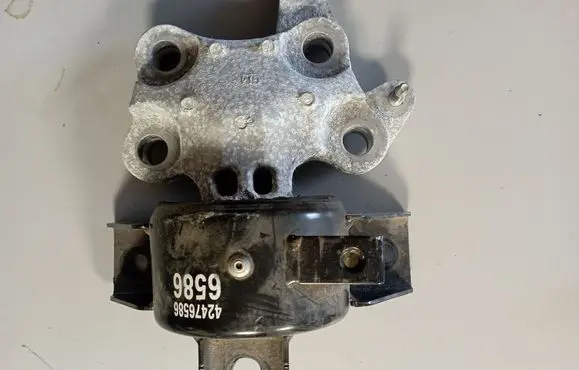 Buick Encore I Engine mount bracket 42476586