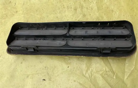 Mercedes-Benz C AMG W204 Quarter panel pressure vent A2048300342