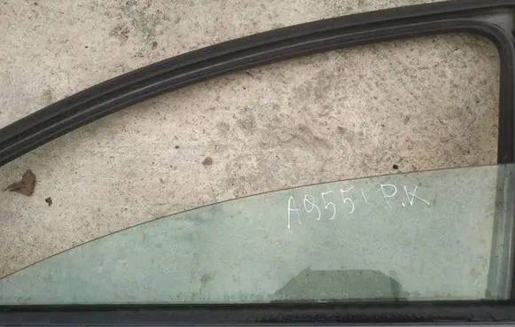 Volvo V50 Front door window glass four-door as2