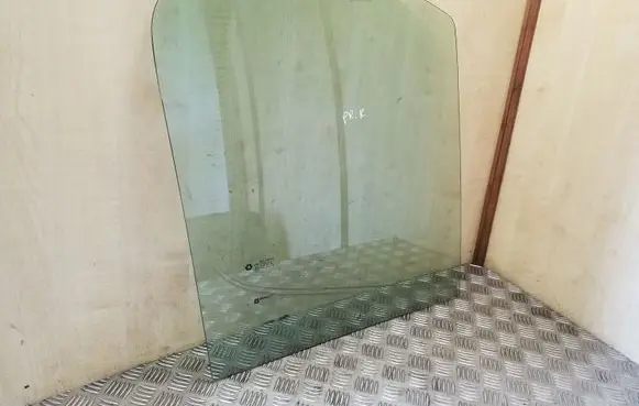 Opel Vivaro Front door window glass four-door