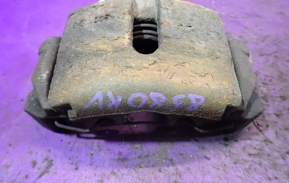Volkswagen Touran I Front brake caliper