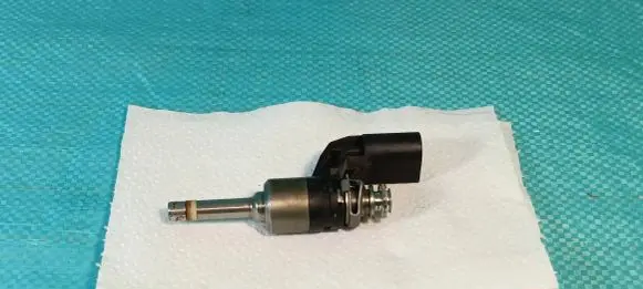 Volkswagen Golf VI Fuel injector 03C906036F