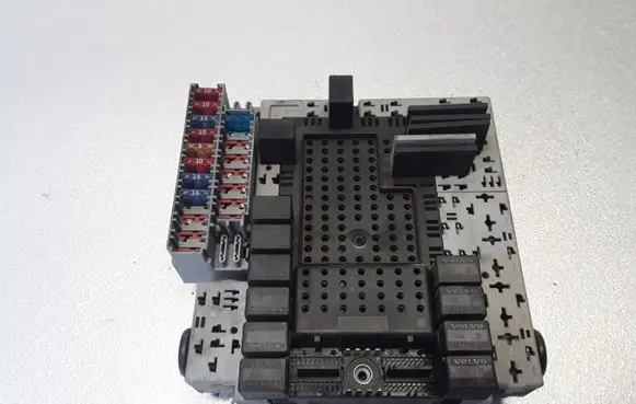 Volvo S60 Fuse module 8645410