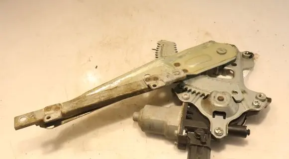 Mitsubishi Lancer X Rear window lifting mechanism without motor