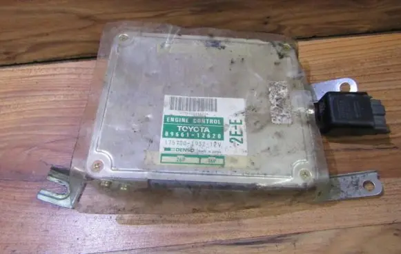 Toyota Corolla E100 Engine control unit/module 8966112620 175700-1932