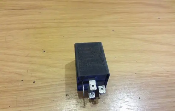 Volkswagen PASSAT B3 Other relay 321955531A 5WK1636