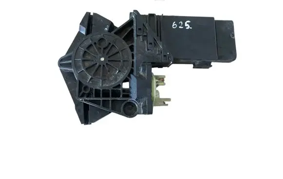 Volkswagen PASSAT B5.5 Front door window regulator motor 9776105404301