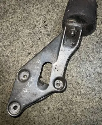 BMW 5 E34 Engine mounting bracket 1133363