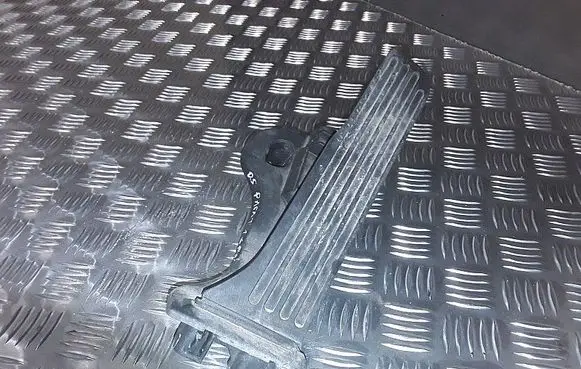 Accelerator throttle pedal