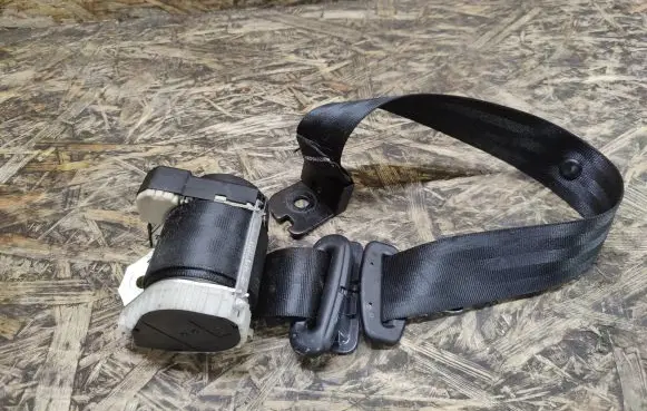 Middle seatbelt (rear)