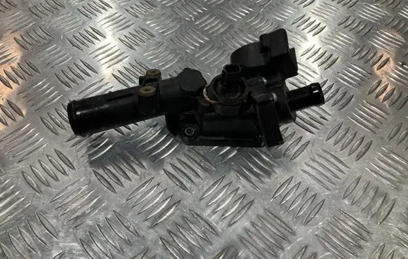 Mercedes-Benz A W176 Thermostat housing 110609813R