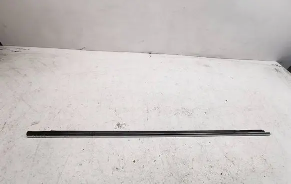 Volkswagen PASSAT B5.5 Front door glass trim molding 3b0837476