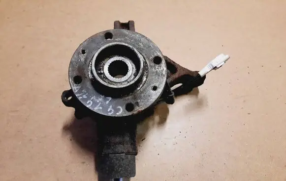 Citroen C4 I Front wheel hub spindle knuckle