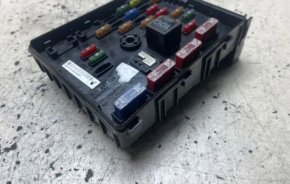Volkswagen PASSAT B6 Fuse module 3C0937125 63592777