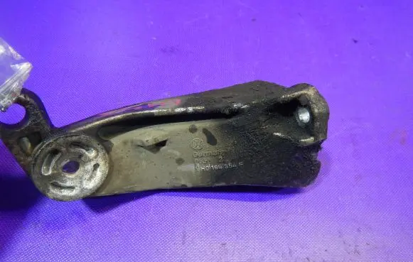 Volkswagen Golf III Gearbox mounting bracket 1H0199354F