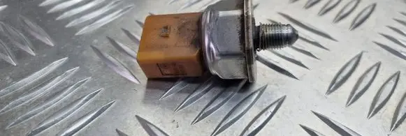 Volkswagen PASSAT B6 Fuel pressure sensor 03C906051H