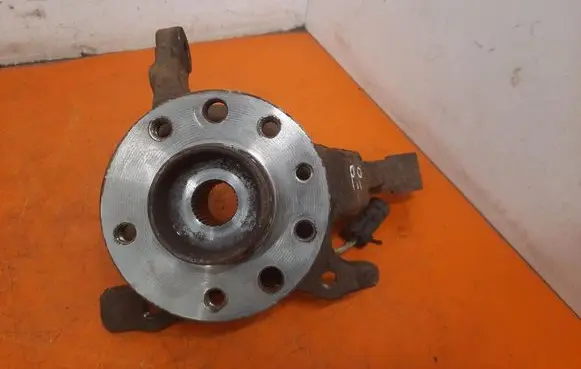 Opel Zafira A Front wheel hub spindle knuckle