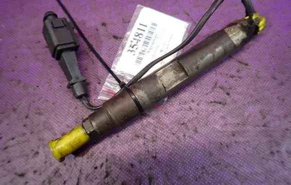 Skoda Fabia Mk1 (6Y) Fuel injector 038130202C