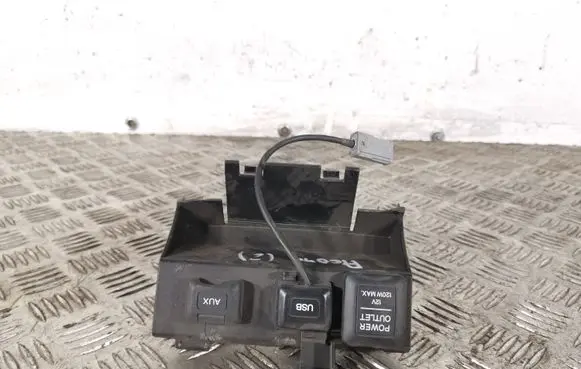 Honda CR-V USB socket connector M34736