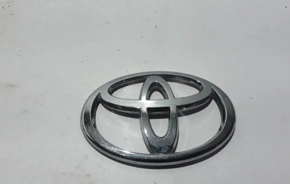 Toyota Land Cruiser (J120) Manufacturer badge logo/emblem 9097502010