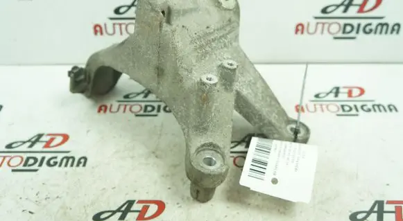 Audi A8 S8 D3 4E Engine mounting bracket 4E0199308BJ