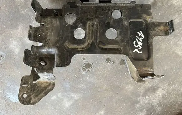 Opel Insignia B Battery bracket 84116582