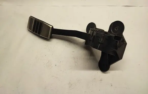 Accelerator throttle pedal