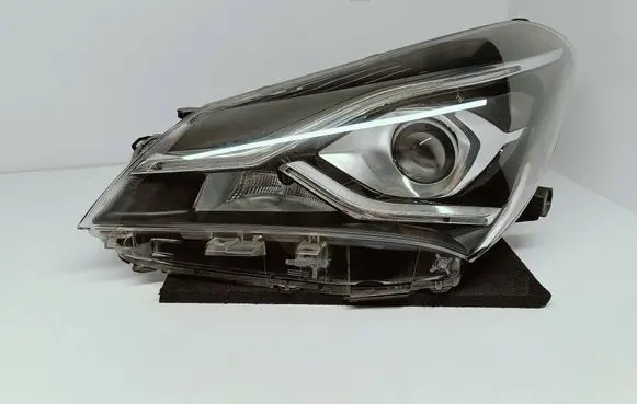 Toyota Yaris Headlight/headlamp 0D199 L1957 0D197