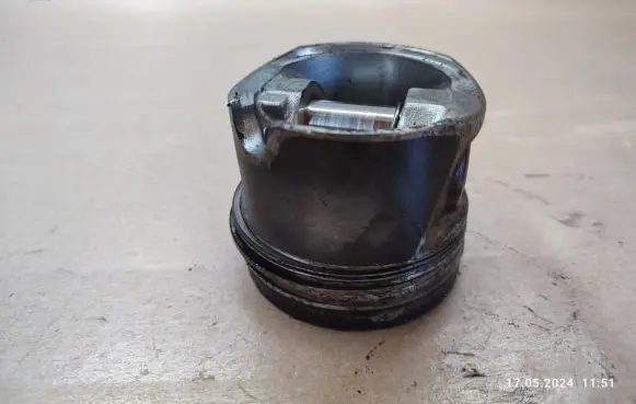 Volkswagen PASSAT B6 Piston 