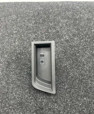 BMW 4 F32 F33 USB socket connector 9207358 105026813 584507