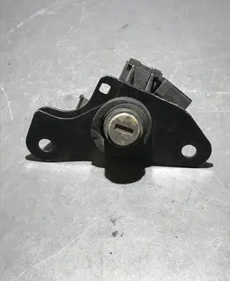 Volkswagen Jetta V Tailgate exterior lock 1T0827573