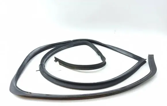 BMW 7 E23 Rear door rubber seal (on body)