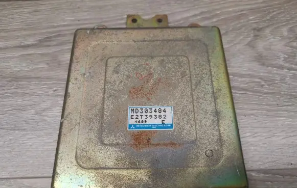 Mitsubishi Mirage V CJO Engine control unit/module MD303484 E2T39382