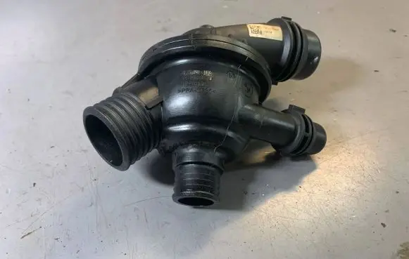 Thermostat/thermostat housing